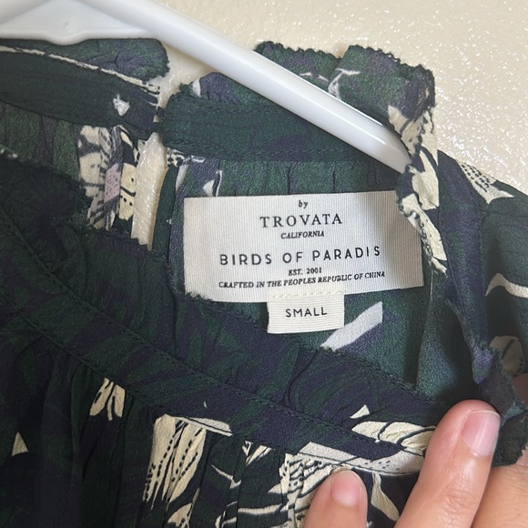 TROVATA birds of paradis carla highneck blouse in Night Palm - Picture 5 of 5